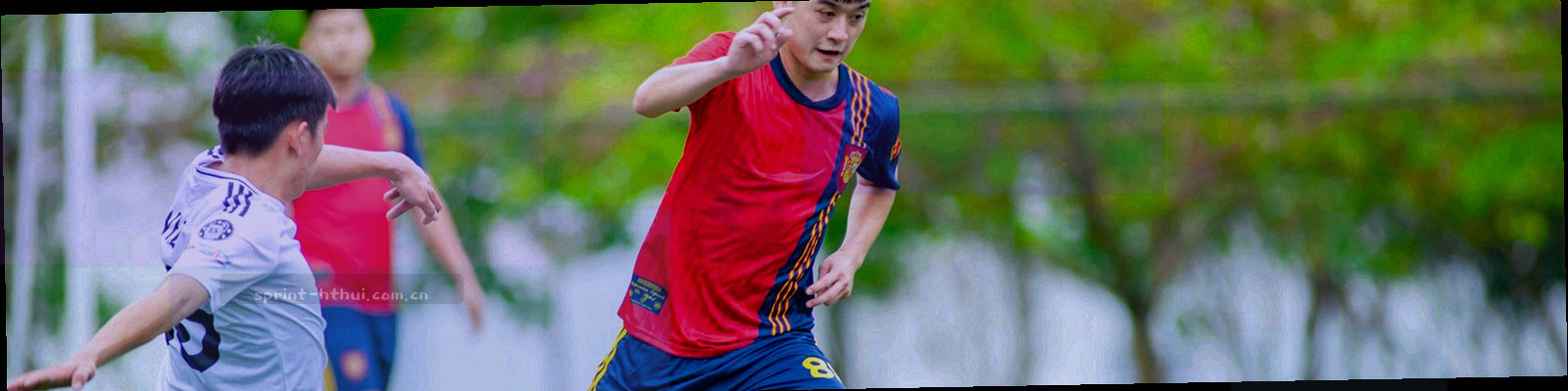 深蓝底色上由数据光轨与锁形抽象几何构成的背景图形